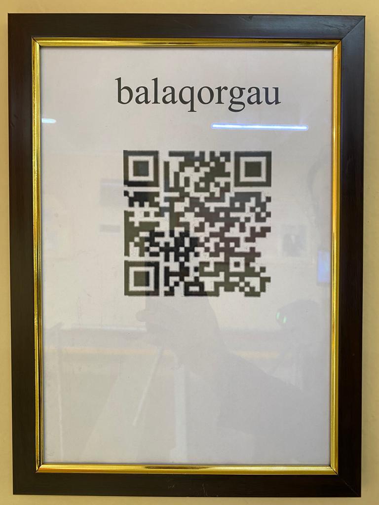 "Bala Qorgau" сайтының QR код тақтайшасы мектепке орнатылды