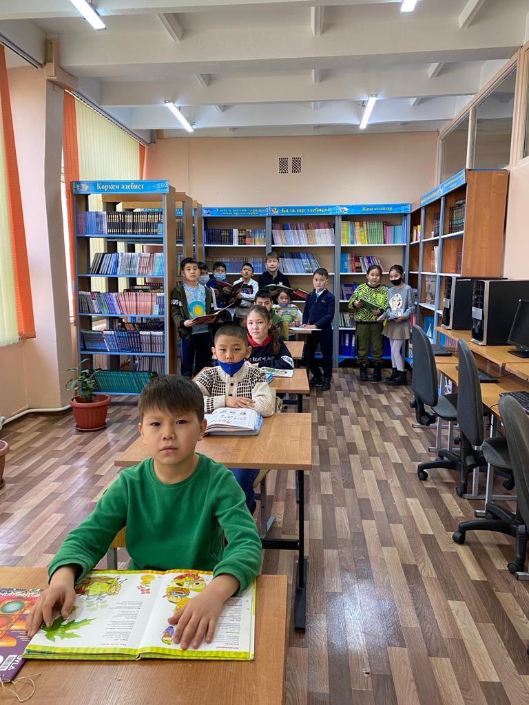 "Балалар - кітап әлемінде" мектеп кітапханасына саяхат болды