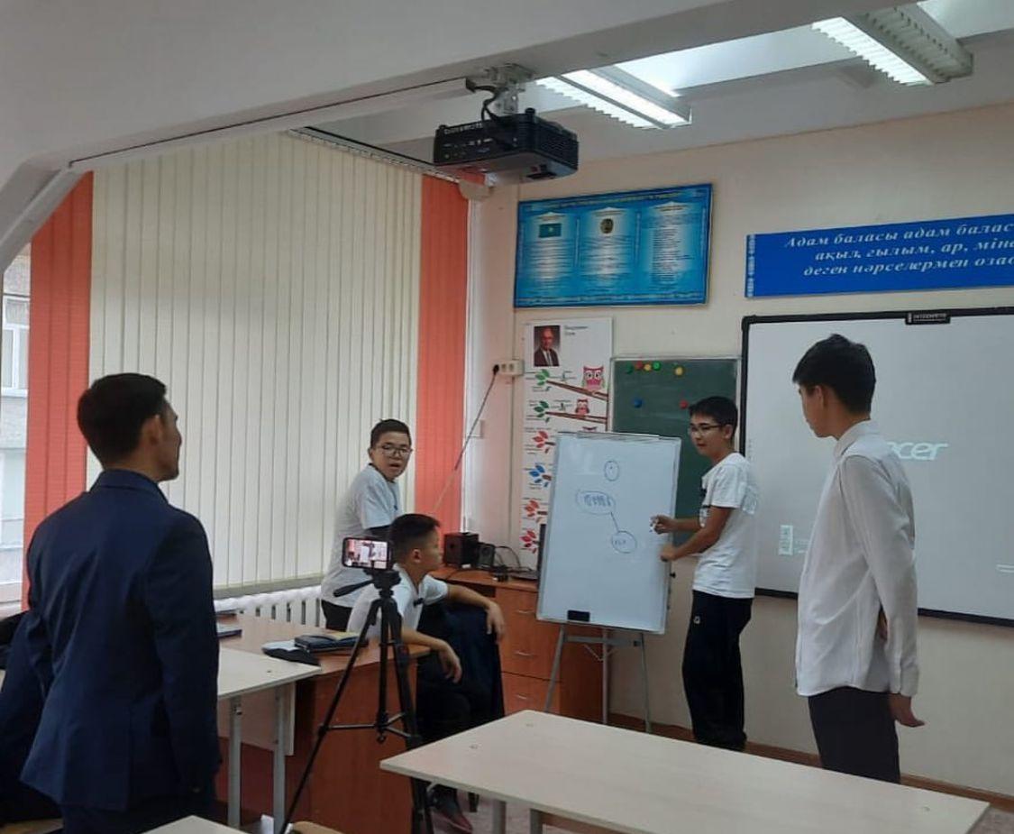 “Кредит картасын балаларға берудің жақсы және жаман жақтары” тақырыбында 8 сыныптар арасында дебат өтілді.