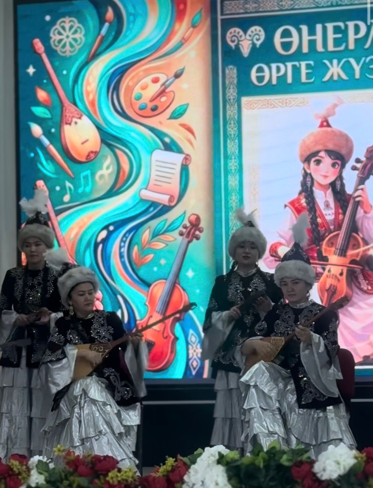 “Өнерлі өрге жүзеді” аудандық өнер байқауында ерекше өнерімен көзге түскен Нұрқабыл Құрманғазыұлы көрермен жүрегінен орын алды.
